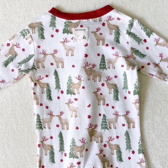 Burt’s Bee Footed Pajamas Size 6-9 Months White and Red Reindeer Christmas Theme - Picture 4 of 10